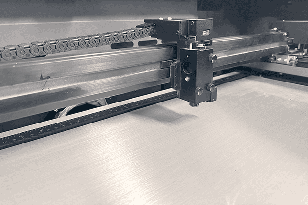 Spirit LS PRO Lasercutter mit DuraGuide Fuehrungssystem fuer praezise Bewegung