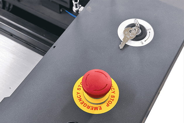 Spirit LS PRO Lasercutter mit Schluesselschalter und Not-Aus Sicherheitsfunktion