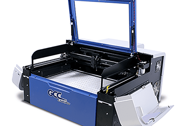 Spirit LS GCC Lasercutter mit geöffneter Frontklappe für einfache Werkstückbeladung