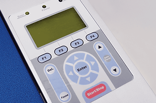 Spirit LS GCC Lasercutter mit intuitivem Bedienpanel und Steuerungseinheit